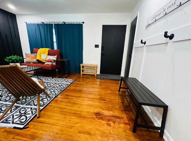 Building Photo - Rustic Spacious 2BR 1BA-Free WIFI with W/D...