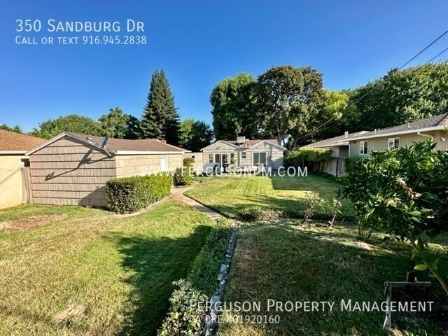 Building Photo - Three Bedroom Home with a Large Backyard i...