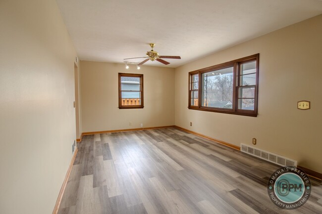 Building Photo - 3 Bed Home | 67th & Blondo