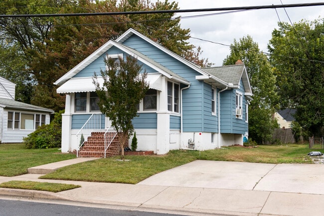 Building Photo - 8 Poplar Ave