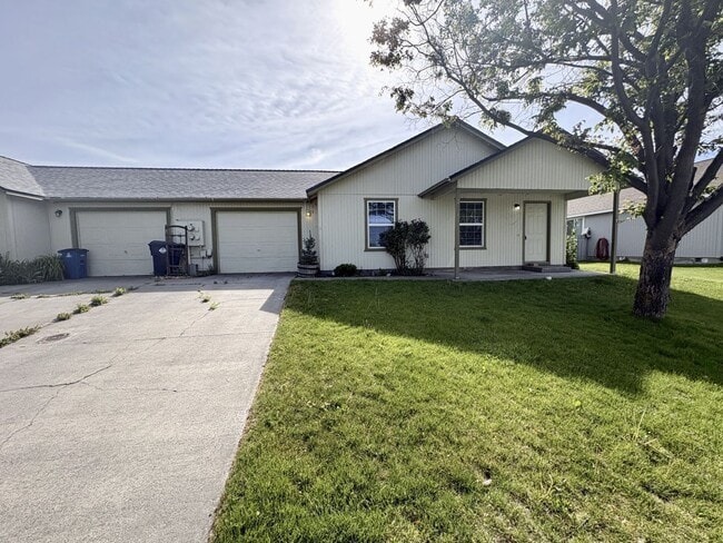 Building Photo - SCHEDULE A TOUR TO VIEW THIS COZY OPEN FLOORPLAN DUPLEX IN REDMOND!!