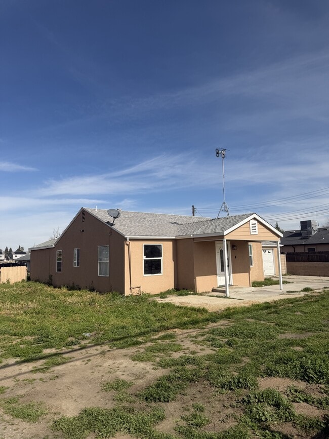 Building Photo - 1004 E K Ave