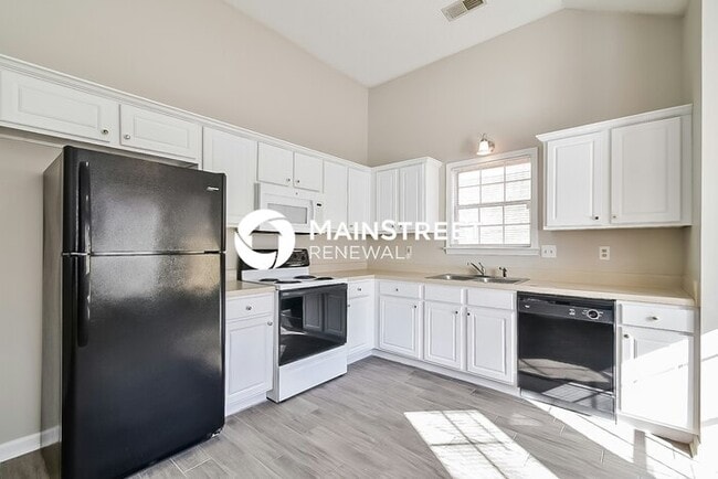 Building Photo - 3 Bedroom Pet-Friendly Home in Memphis, TN with Main Street Renewal