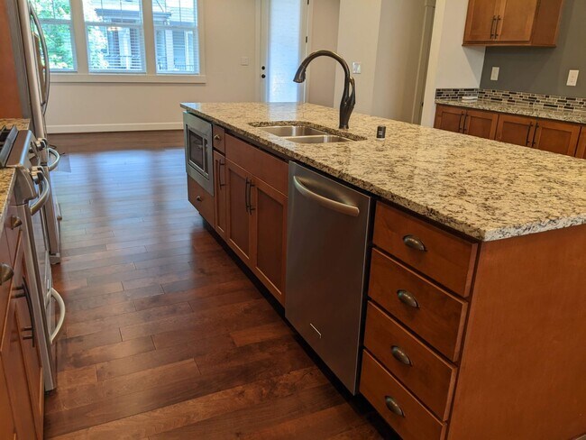 Building Photo - Brownstone at Issaquah Highlands for Rent
