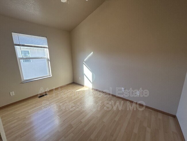 Foto del edificio - 631 Meadowview Dr