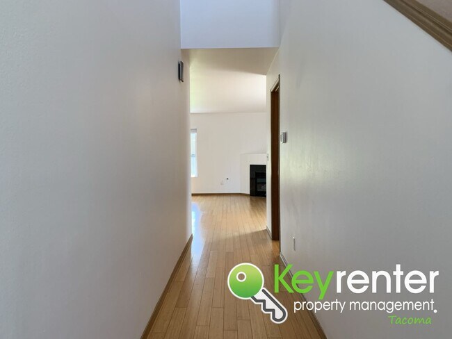 Building Photo - Luxurious 4Bed/2Bath House in a Gated Comm...