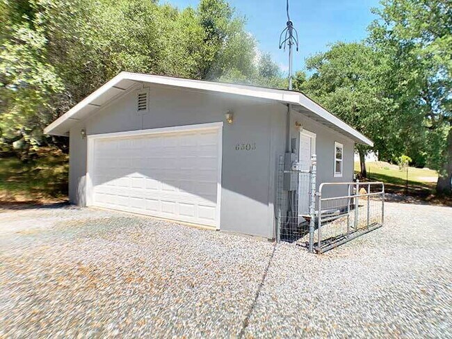 Foto del edificio - 2100sf 2 bed / 2 bath home with spacious living spaces for rent!