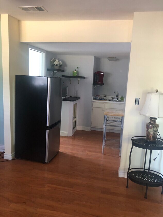 kitchenette w/fridge,microwave,toaster oven - 28800 Kenroy Ave