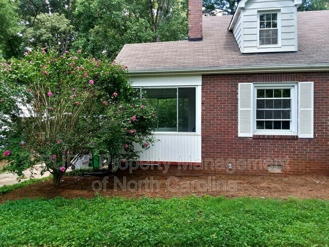 Building Photo - 1321 Pinecrest Avenue