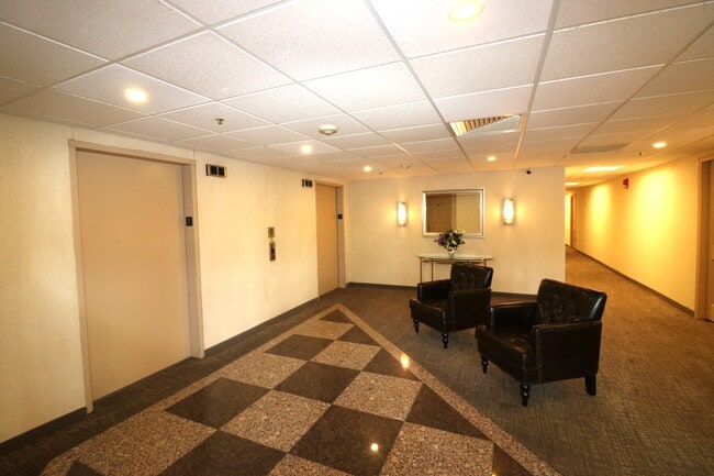 Building Photo - 44 Elm St