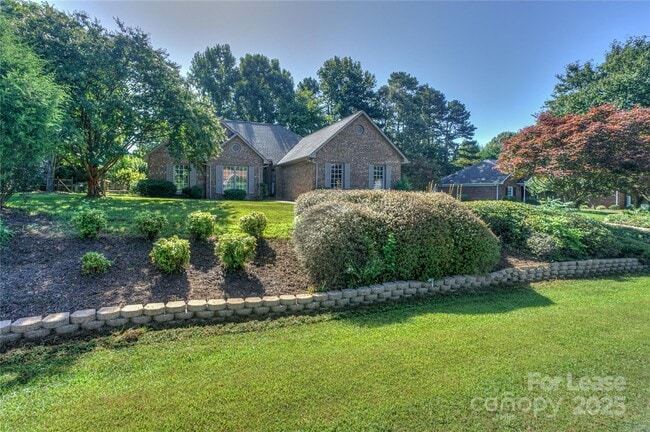 Building Photo - 840 Emerson Dr