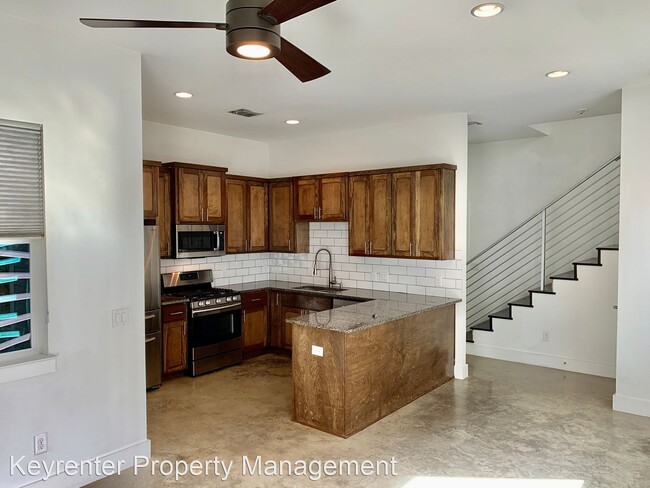 Building Photo - 2 br, 2.5 bath House - 802 Valdez St #B