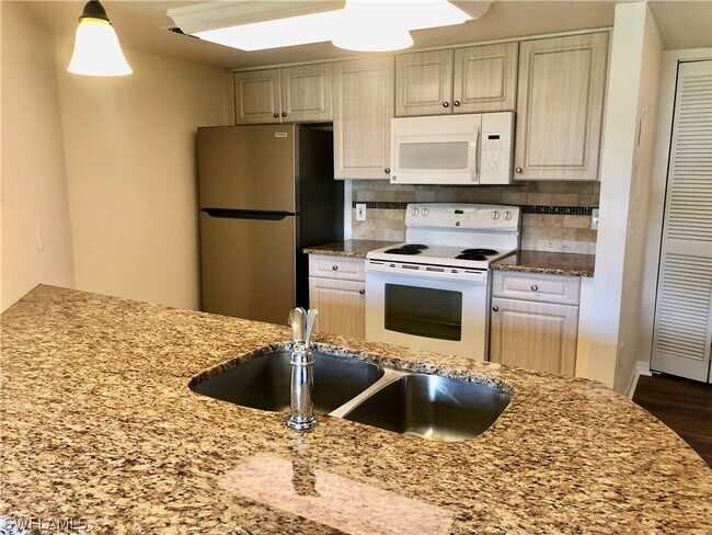 Foto del edificio - 1775 Four Mile Cove Pkwy