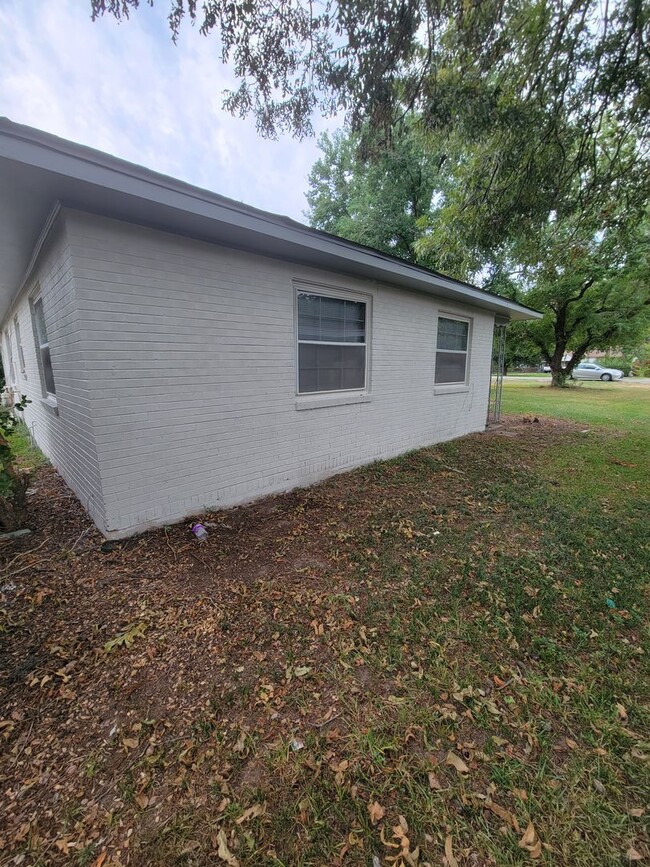 Building Photo - 3 bedroom 1 bathroom