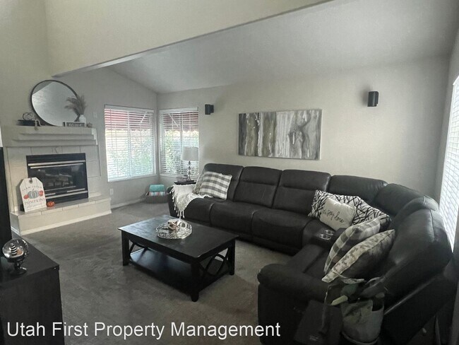Foto del edificio - 3 br, 3 bath House - 485 W Diagonal St Uni...