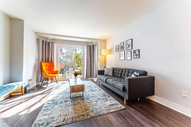 Photo du bâtiment - 895 Maple Ave