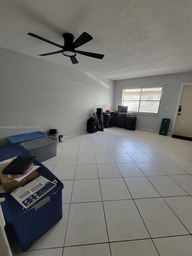 Foto del edificio - 9787 Riverside Dr