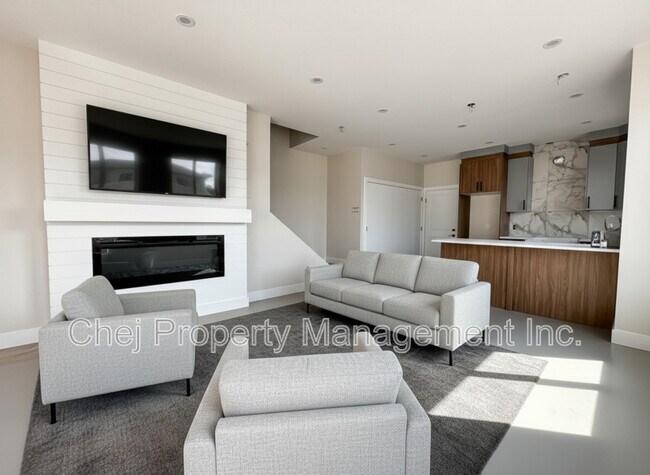 Photo du bâtiment - 14807-14899 99 Ave NW