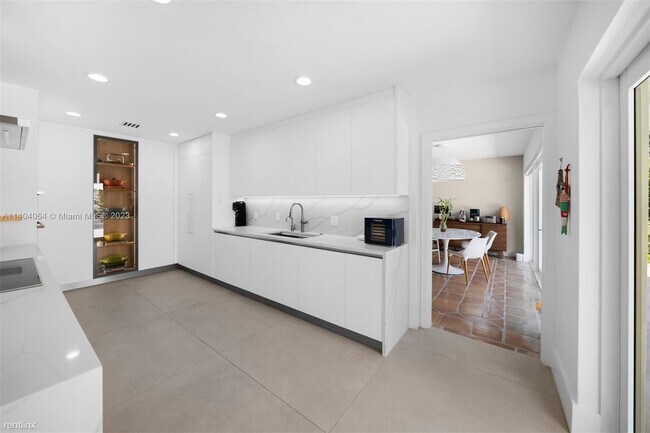 Building Photo - 4 br, 3.5 bath House - 144 E Sunrise Ave