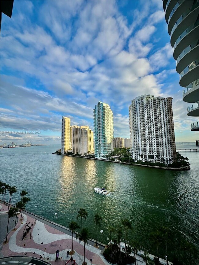 Foto del edificio - 300 S Biscayne Blvd