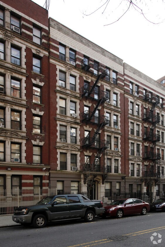 Foto del edificio - 8 Manhattan Ave