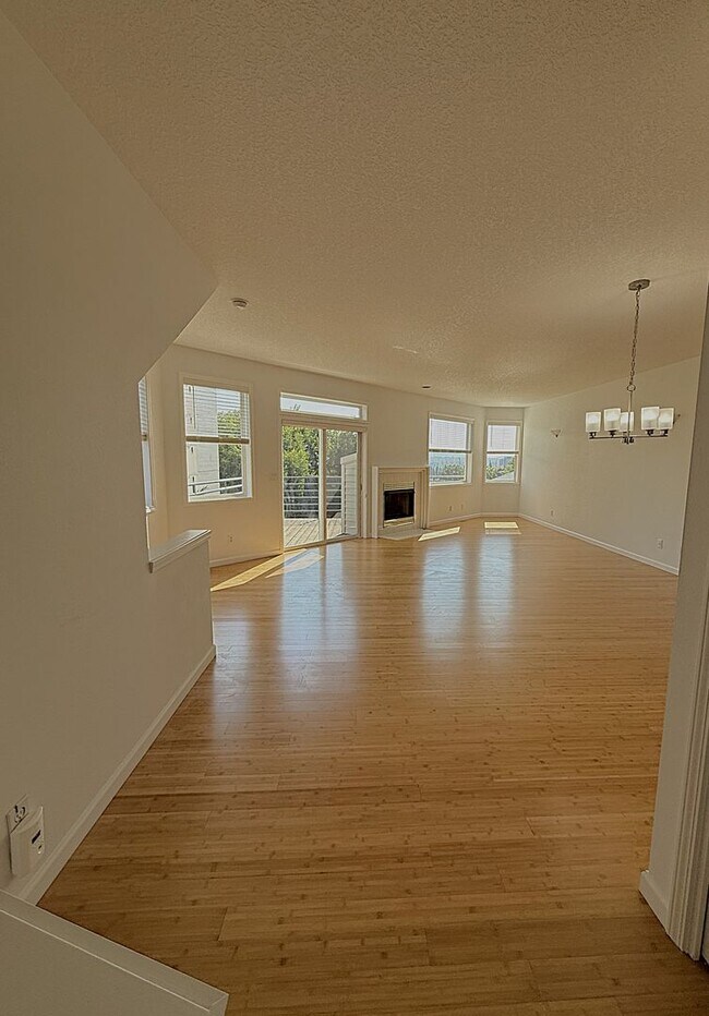 Building Photo - Filled With Natural Light! Updated SW Portland Townhome with City Views. New Interior Paint & Flo...