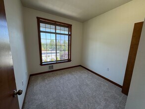 Building Photo - 910 Gladstone St