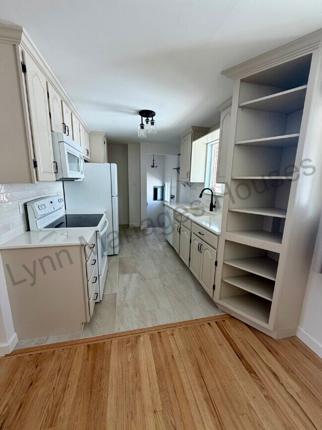 Building Photo - Great North Location - Single Family Home
