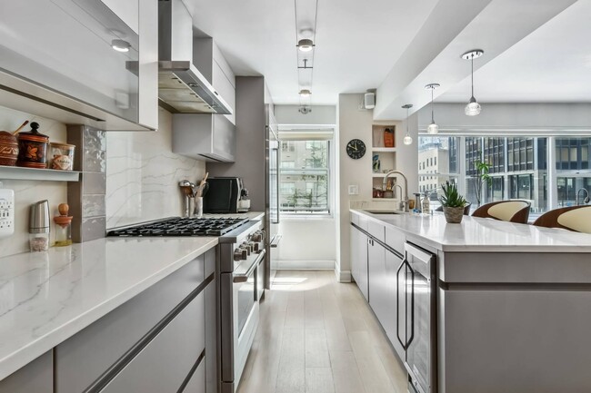 Building Photo - 100 W 57th St