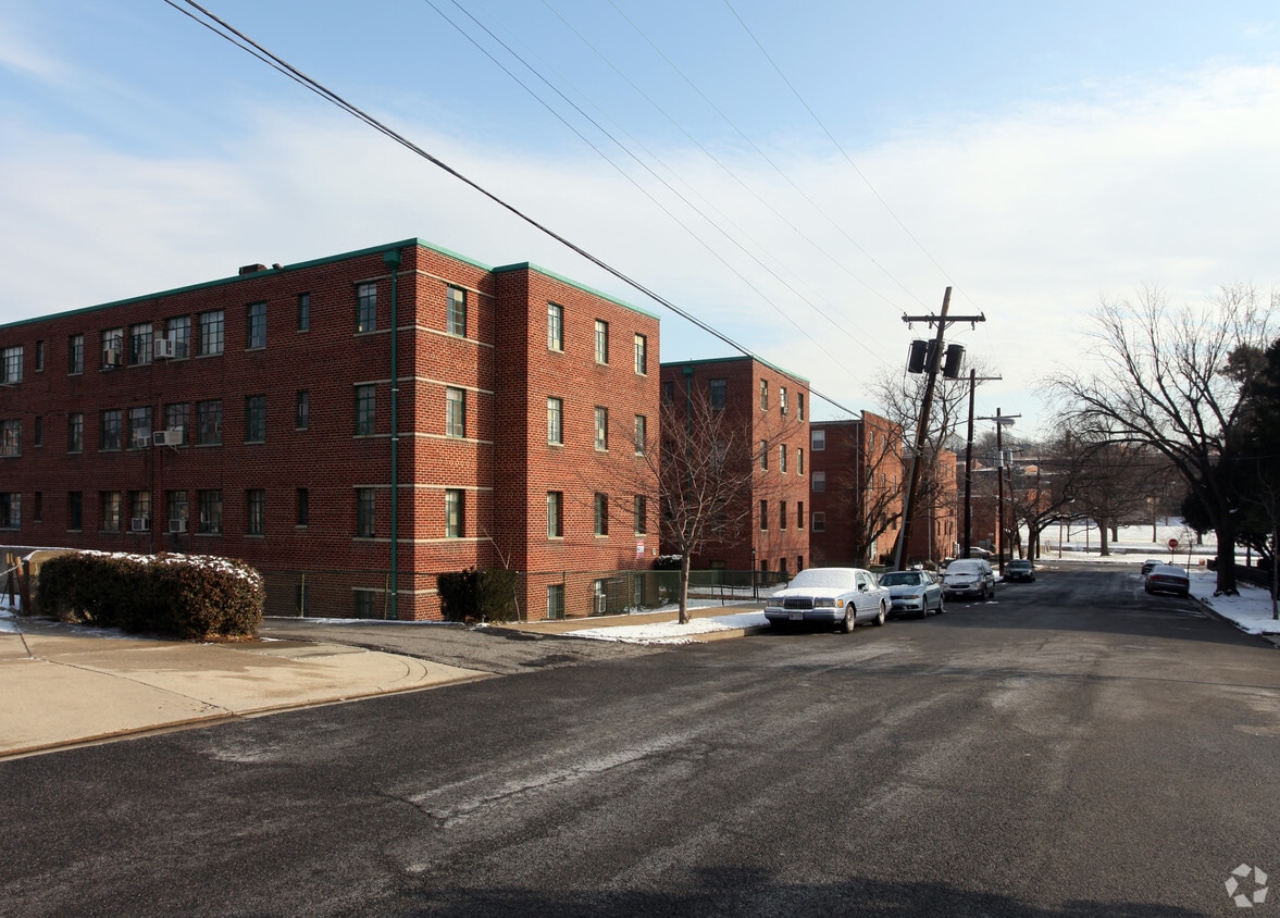 Building Photo - 20 Chesapeake St SE