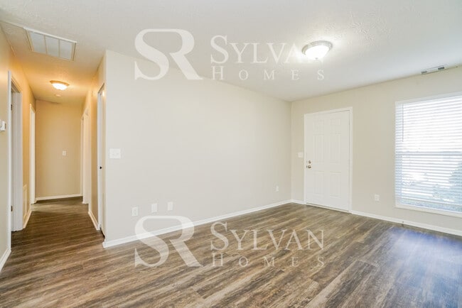 Building Photo - Cute, cozy and comfortable