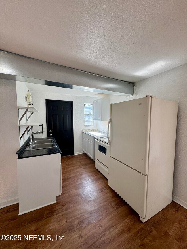 Foto del edificio - 929 W 27th St