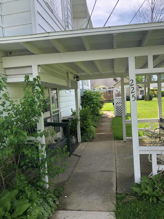 Building Photo - *SELF SHOW AVAILABILITY* 225 Kingston Rd 2W
