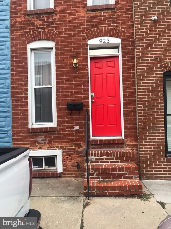 Building Photo - 923 S Curley St