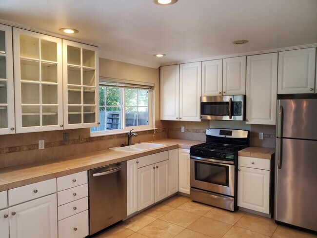 Foto del edificio - Gorgeous 3 bedroom 2 bath home with 2 car ...