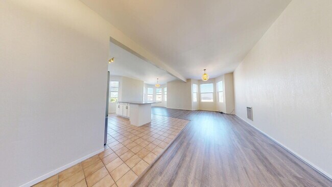 Foto del edificio - Top-Floor Remodeled 3BD/2BA with Parking &...