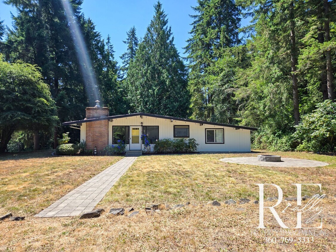 Foto principal - Spacious Port Orchard Home with Acreage, H...