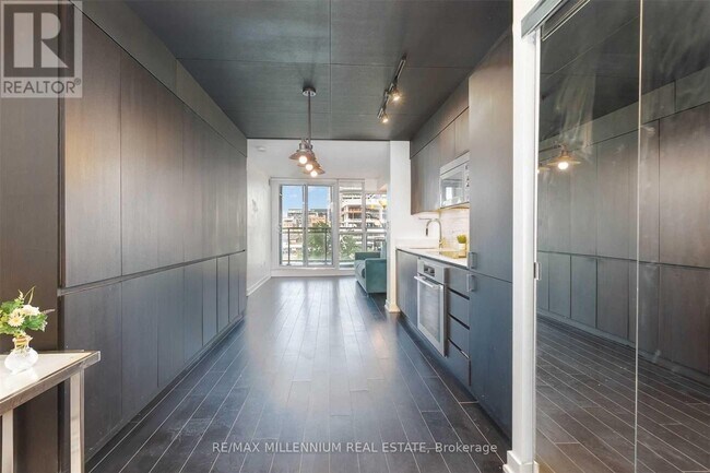 Building Photo - 10 Capreol Ct