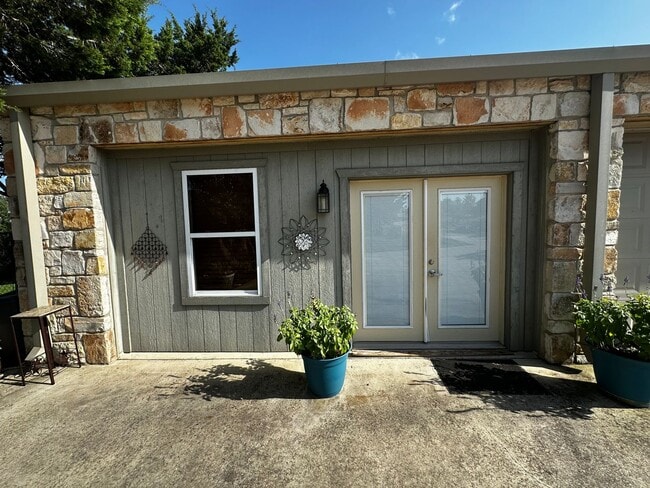 Building Photo - Studio apartment