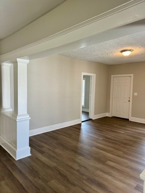 Building Photo - **$500 off FIRST month's rent** Recently r...