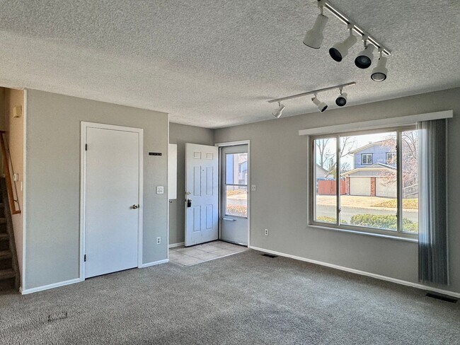 Building Photo - Spacious Tri-Level 4 Bedroom/2 Bathroom Ho...