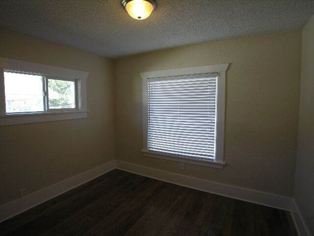 Building Photo - 2 Bedroom House Available Now!