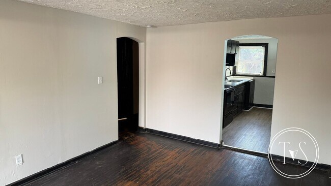 Building Photo - 1129 Darwin St