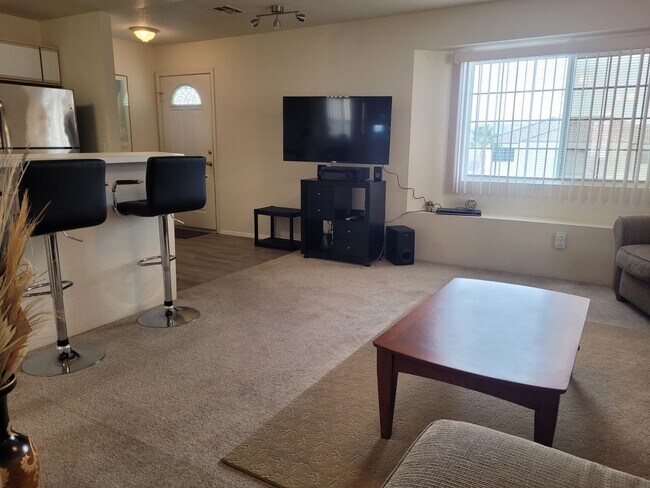 Building Photo - Charming 1-Bedroom Apartment for Short-Ter...
