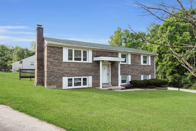 Building Photo - 2700 Queenswood Dr