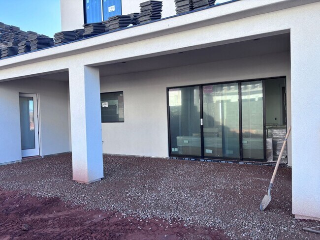 Foto del edificio - 5 bed 4.5 bath home with pool in Crimson Cliff Boundary