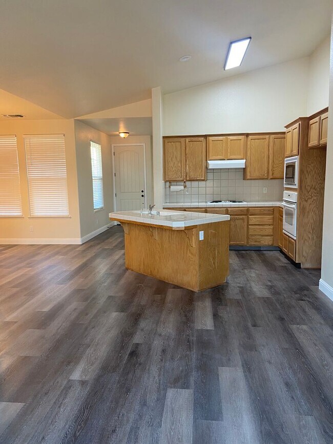 Building Photo - Charming Family Home