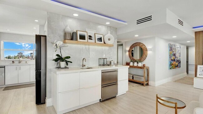 Building Photo - 2871 N Ocean Blvd