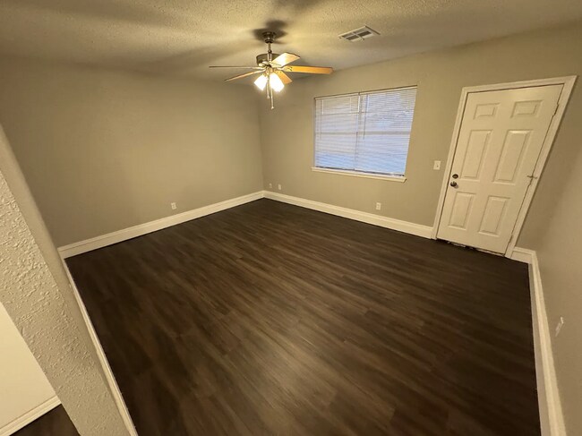 Foto del edificio - 8801 Cedar Ln