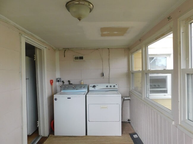 Building Photo - Country Living!